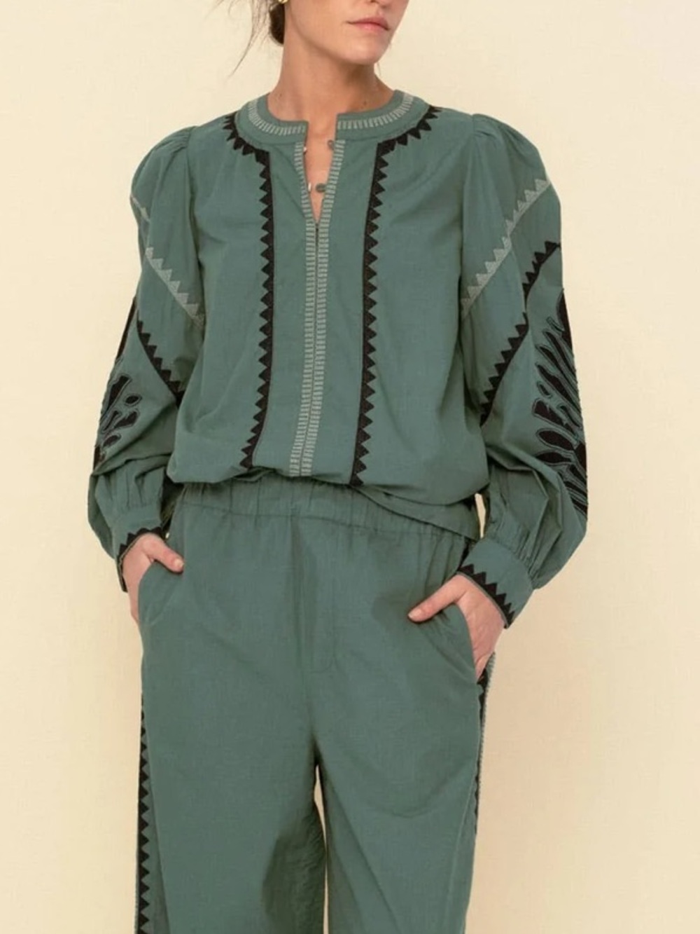 Sonmer Helen embroidered appliqué, cotton poof sleeve blouse in green & black M